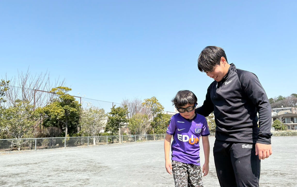 コーチが子供にフィードバックをしている様子